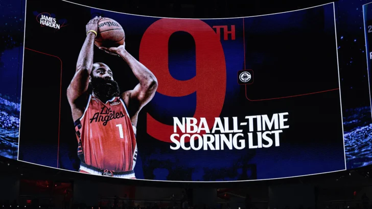 Lakers pinchan en Sacramento y Harden asciende entre máximos anotadores