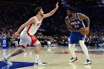 Embiid castiga a los Rockets con su primer triple doble del año de la NBA