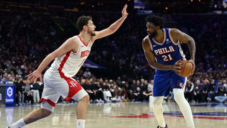 Embiid castiga a los Rockets con su primer triple doble del año de la NBA