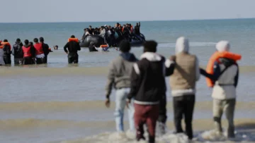 Llegada récord de migrantes a Reino Unido pone en dificultades a Starmer Llegada récord de migrantes a Reino Unido pone en dificultades a Starmer