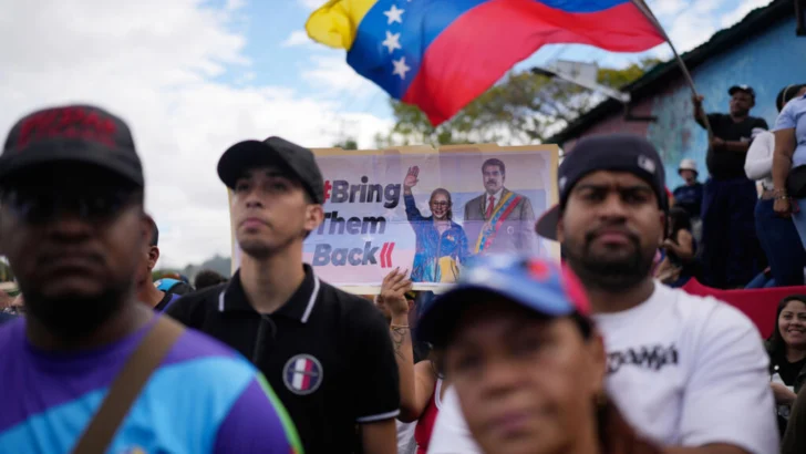 El chavismo marcha por libertad de Maduro una semana después de su captura en bombardeo de EEUU