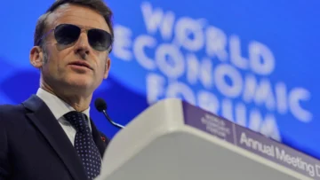 Los lentes de sol de Emmanuel Macron en Davos causan sensación e impulsan las ventas de su fabricante