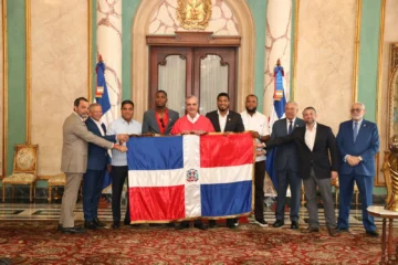 Abinader entrega bandera nacional a Leones del Escogido para la Serie del Caribe 2026 Abinader entrega bandera nacional a Leones del Escogido para la Serie del Caribe 2026