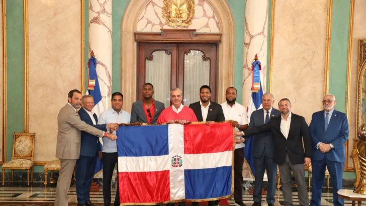 Abinader entrega bandera nacional a Leones del Escogido para la Serie del Caribe 2026