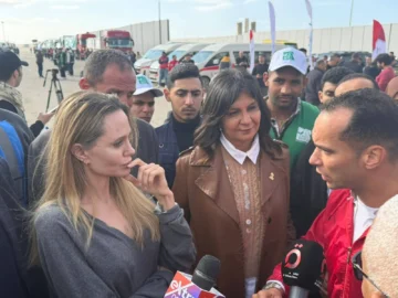 Angelina Jolie muestra su apoyo a gazatíes en una visita al cruce de Rafah