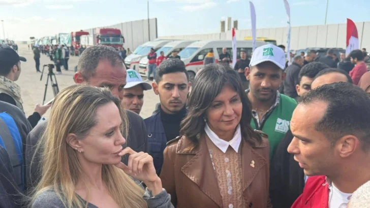 Angelina Jolie muestra su apoyo a gazatíes en una visita al cruce de Rafah Angelina Jolie muestra su apoyo a gazatíes en una visita al cruce de Rafah