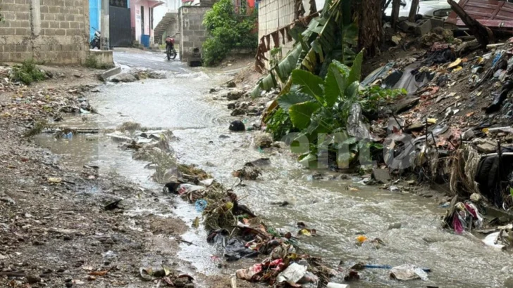 “Cuando llueve, se lleva todo”: Residentes del respaldo El Edén claman por intervención para sanear cañada y frenar inundaciones “Cuando llueve, se lleva todo”: Residentes del respaldo El Edén claman por intervención para sanear cañada y frenar inundaciones