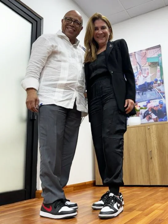 Alfredo Pacheco y su outfit: asiste en tenis al acto de entrega de primera cédula