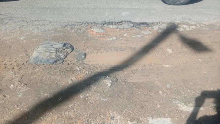 Residentes de La Yagüita denuncian vía recién ampliada se deteriora y autoridades tapan baches con tierra