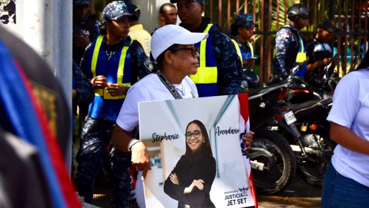 EN VIVO | Llegan familiares con camisetas y fotos de las víctimas del caso Jet Set