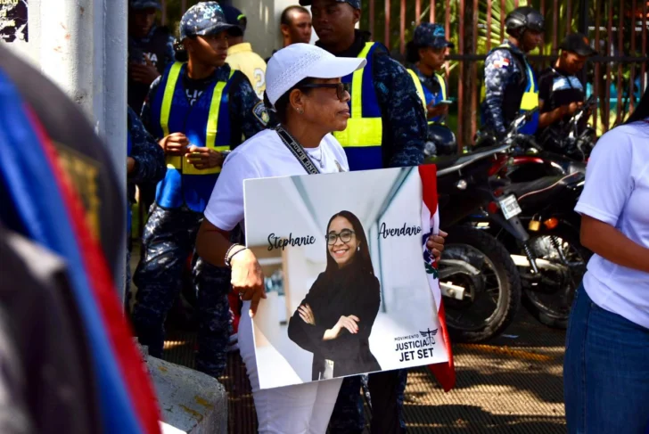 EN VIVO | Llegan familiares con camisetas y fotos de las víctimas del caso Jet Set