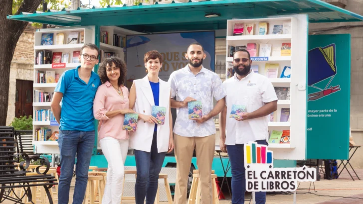 El Carretón de Libros celebra conversatorio sobre el poemario “Lo que se hizo voz”