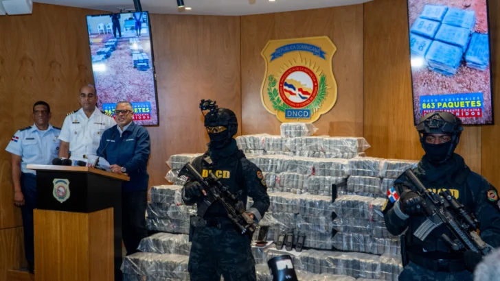 DNCD decomisa 863 paquetes de cocaína y arresta a dos hombres que la transportaban DNCD decomisa 863 paquetes de cocaína y arresta a dos hombres que la transportaban