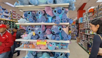De la 'María Palito' a la invasión de Stitch: Los virales desplazan a los clásicos en las ventas de juguetes De la 'María Palito' a la invasión de Stitch: Los virales desplazan a los clásicos en las ventas de juguetes