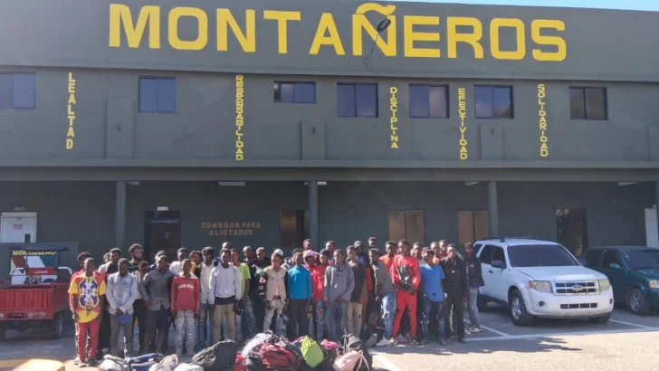 El ejército detuvo a 121 haitianos indocumentados en la frontera durante el fin de semana El ejército detuvo a 121 haitianos indocumentados en la frontera durante el fin de semana