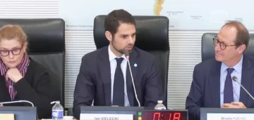 Momento en el que embajador argentino en París obliga a tapar las Malvinas en un mapa en la Asamblea gala Momento en el que embajador argentino en París obliga a tapar las Malvinas en un mapa en la Asamblea gala