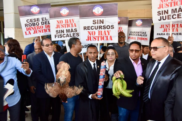 Entre la risa solemne y la protesta del salami: los contrastes del Día del Poder Judicial