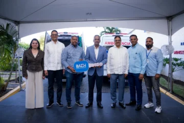 Gobierno entrega dos ambulancias para fortalecer acceso a la salud en Barahona y Montecristi