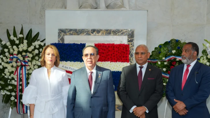BCRD deposita ofrenda floral en el Altar de la Patria
