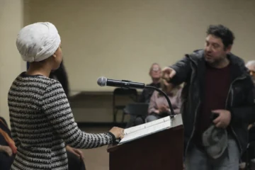 Hombre rocía con líquido a congresista demócrata Ilhan Omar en un mítin en Mineápolis