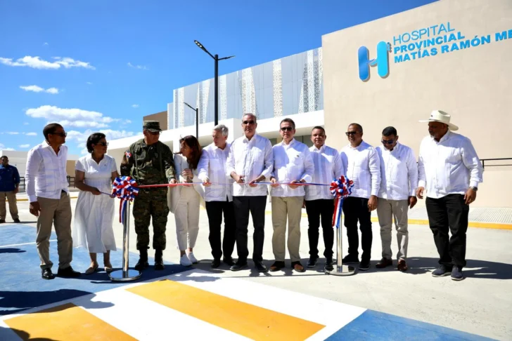 Abinader entrega obras de salud, educación, deporte y riego durante visita a Dajabón