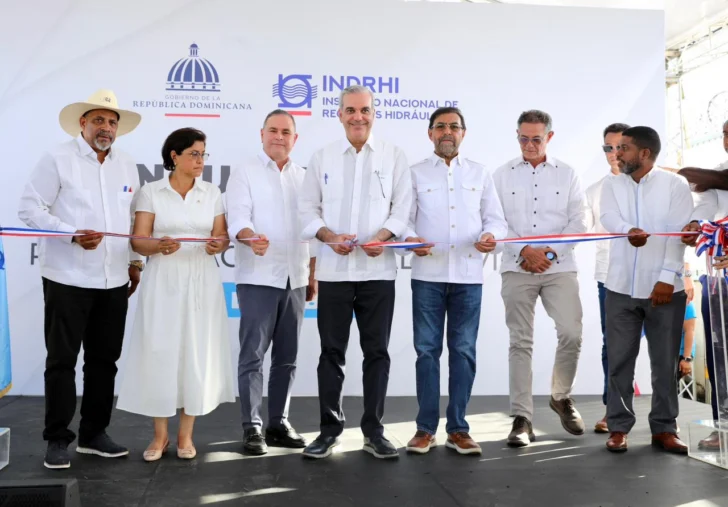 Abinader entrega obras de salud, educación, deporte y riego durante visita a Dajabón