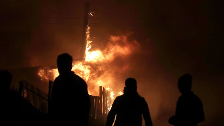 Incendios forestales dejan 16 personas fallecidas en dos regiones del sur de Chile Incendios forestales dejan 16 personas fallecidas en dos regiones del sur de Chile