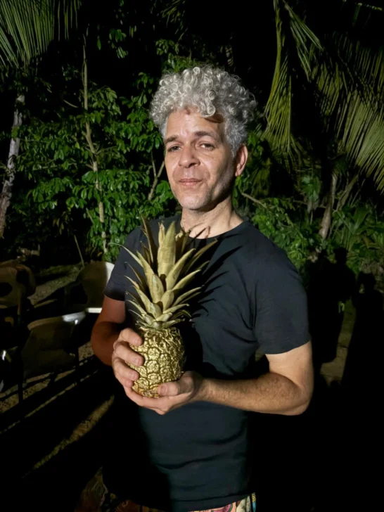 Karmadavis-recibe-la-pina-de-oro-en-la-Gran-Bienal-Tropical-de-Puerto-Rico-por-su-obra-Si-la-fiesta-no-va-al-chivo-el-chivo-va-a-la-fiesta-Imagen-cortesia-del-artista.-2025-546x728