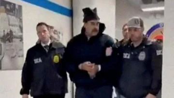 En imágenes: con esposas, a paso lento y rodeado de agentes, así fue la llegada de Maduro a EE. UU.