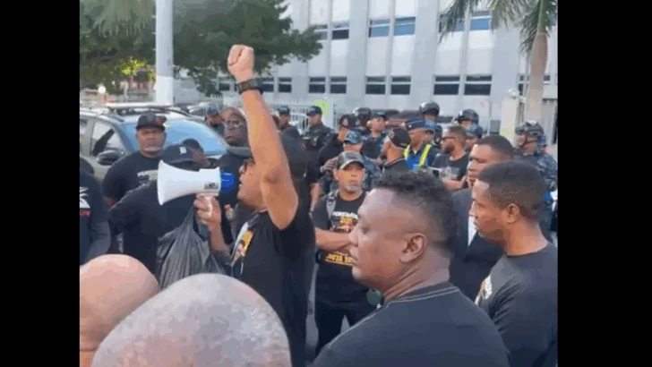 A tiros y bombazos reprimen manifestación de agentes de la PN retirados