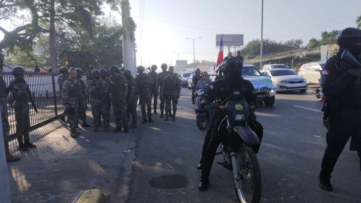 Marcha-caravana por la Cordillera Septentrional comienza bajo fuerte vigilancia militar; padre Nino Ramos la encabeza