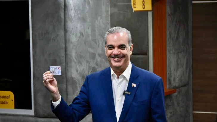  EN VIVO | Luis Abinader y Raquel Arbaje reciben las primeras cédulas en versión 4.0