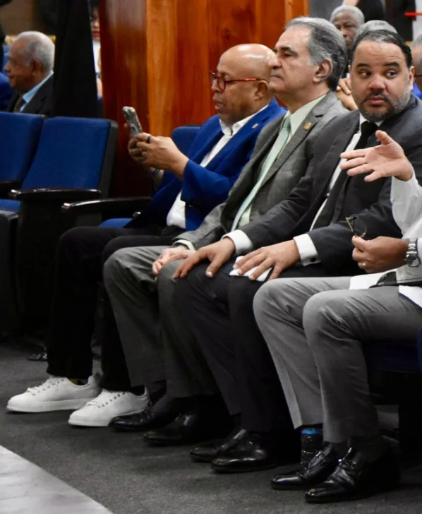 Alfredo Pacheco y su outfit: asiste en tenis al acto de entrega de primera cédula