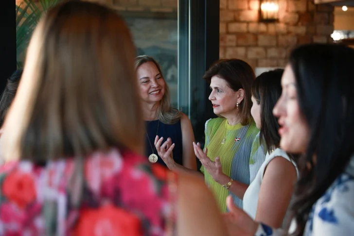 Embajadora de EEUU apunta a Santiago como motor del desarrollo dominicano