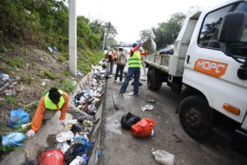 Exempleada de RD Vial denuncia fue despedida tras negarse a pagar RD$ 8 mil mensuales a político local
