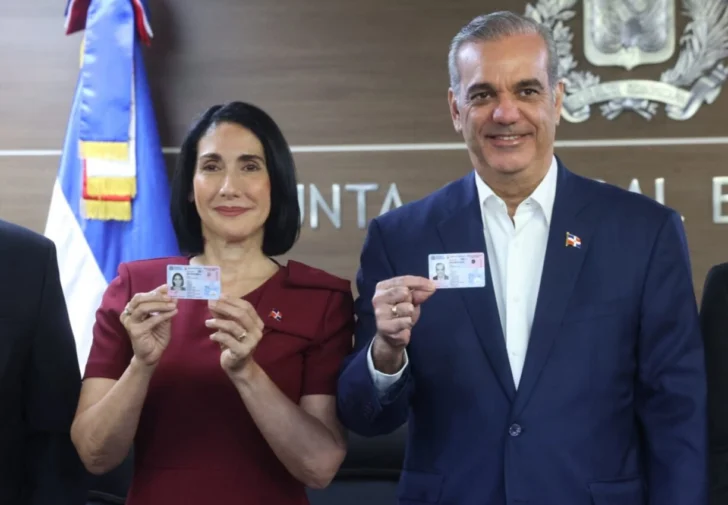 La presencia de las esposas en actos públicos: el gesto que enfatiza el acompañamiento familiar y transmite cercanía La presencia de las esposas en actos públicos: el gesto que enfatiza el acompañamiento familiar y transmite cercanía