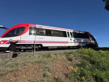 Tercer accidente en España: Varios heridos leves en el choque de un tren metropolitano con una grúa Tercer accidente en España: Varios heridos leves en el choque de un tren metropolitano con una grúa
