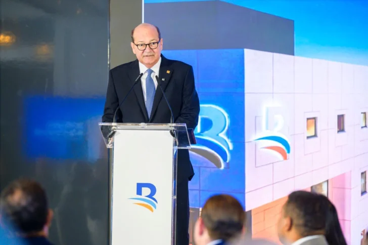  El vicepresidente del Consejo de Directores de Banreservas, Jean Antonio Haché, habla durante el desayuno con periodistas y comunicadores en el marco de la Feria Internacional de Turismo (Fitur) 2026. (Fuente externa)