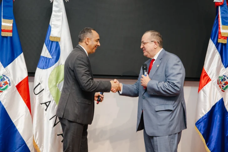 Magín Díaz juramenta a Nelson Arroyo como director de Aduanas