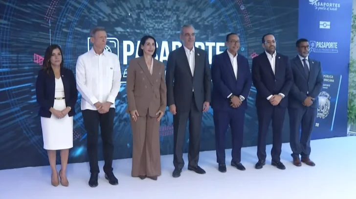 Abinader recibe el primer pasaporte electrónico