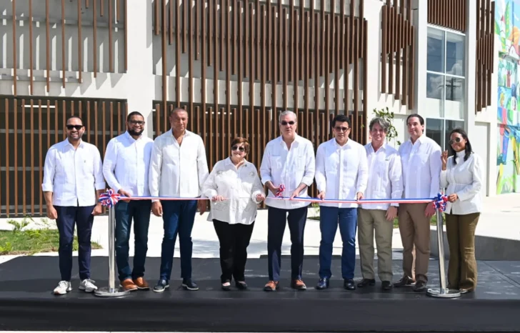Abinader inaugura Plaza Multiuso Seibana para impulsar el turismo en El Seibo