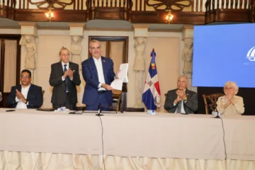 Abinader aprueba reglamento de aplicación de la Ley de Contrataciones Públicas