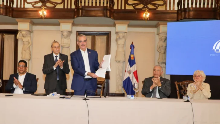 Abinader aprueba reglamento de aplicación de la Ley de Contrataciones Públicas Abinader aprueba reglamento de aplicación de la Ley de Contrataciones Públicas