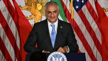 Quién es Reza Pahlavi, el príncipe heredero del sha de Persia que desde su exilio en EE.UU. animó a los iraníes a salir a las calles a protestar Quién es Reza Pahlavi, el príncipe heredero del sha de Persia que desde su exilio en EE.UU. animó a los iraníes a salir a las calles a protestar