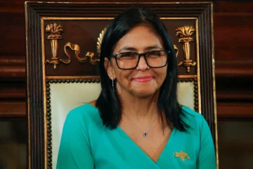 Quién es Delcy Rodríguez, la poderosa colaboradora de Maduro que asumió la presidencia interina de Venezuela