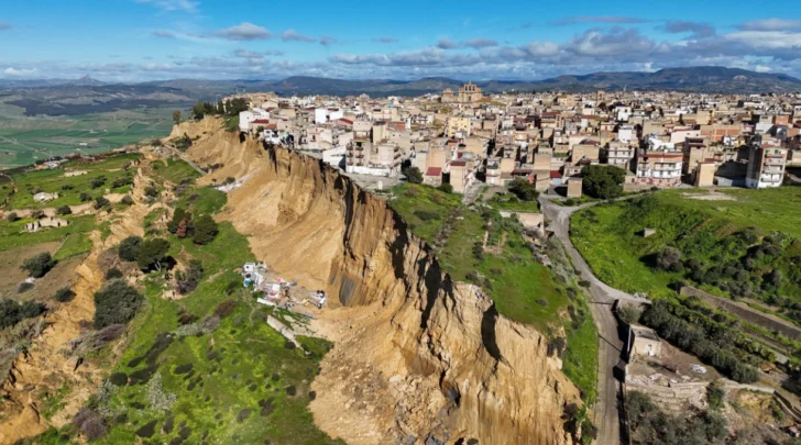 Las impresionantes imágenes del pueblo italiano que quedó al borde de un precipicio tras un enorme deslave