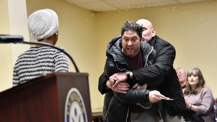 Atacan con una sustancia desconocida a Ilhan Omar, la congresista que en el pasado fue amenazada de muerte tras críticas de Trump