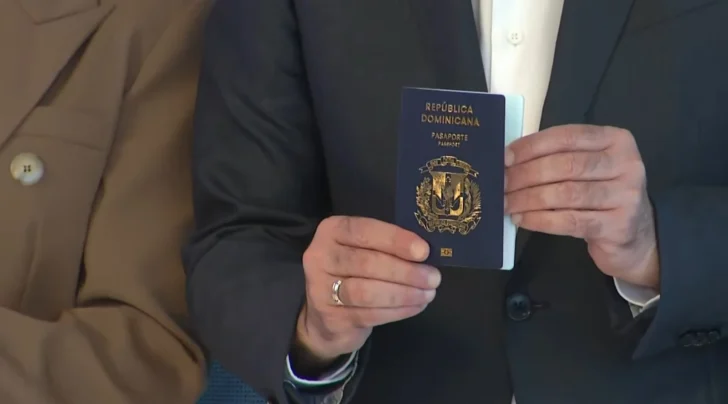 Abinader recibe el primer pasaporte electrónico