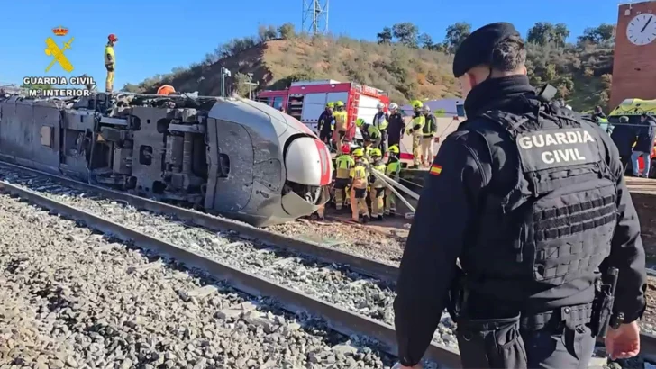 Cómo ocurrió el accidente y otras 4 preguntas clave sobre el fatal descarrilamiento y choque de trenes en España que ha causado 39 muertos