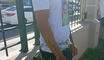 Padre se encadena en Palacio Justicia y reclama sanción por muerte de su hija